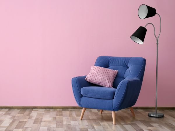 Contemporary single-seater blue chair with pink cushion and black floor lamp – GetFurniture’s highlight for Restaurant Furniture Trends in 2025