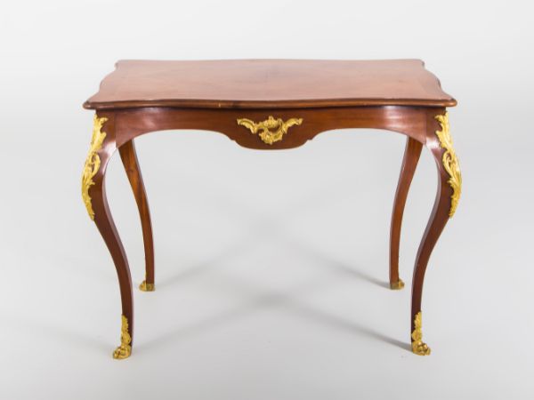 Elegant antique-style wooden restaurant table with golden detailing by GetFurniture, reflecting Restaurant Furniture Trends in 2025
